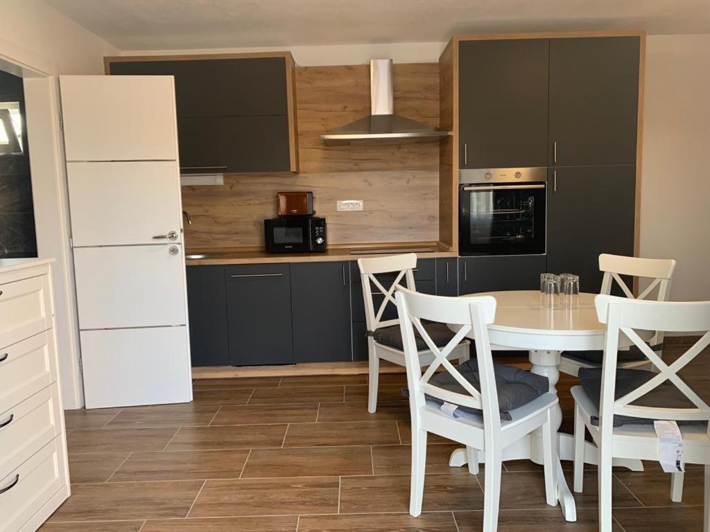 Apartmani Albatros Perusic 외부 사진