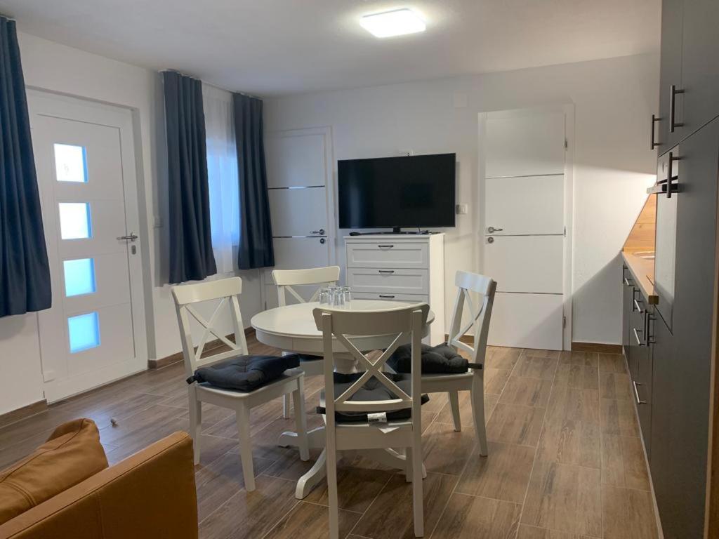 Apartmani Albatros Perusic 외부 사진